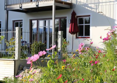 Terrasse mit Sommerblumen